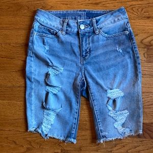 Time and tru size 4 mid thigh length jean shorts has tattered pockets and front.